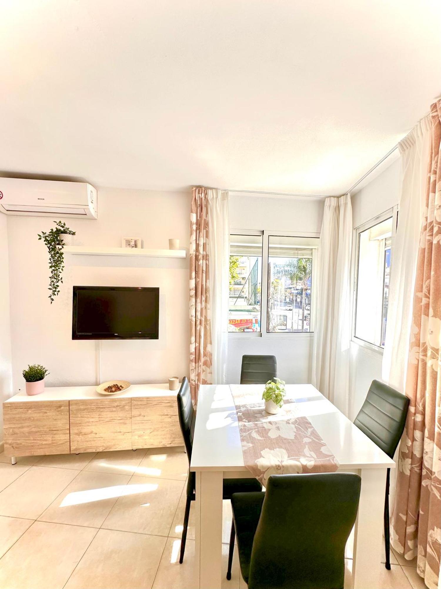 Apartamentos J&K Torremolinos Kültér fotó