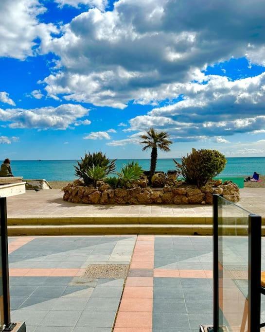 Apartamentos J&K Torremolinos Kültér fotó